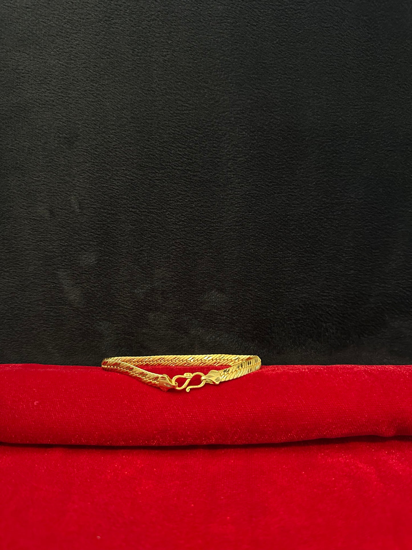Snake-like design  Bracelet- 100 Milligram Gold Forming, 8-Inch Length, 9 Grams