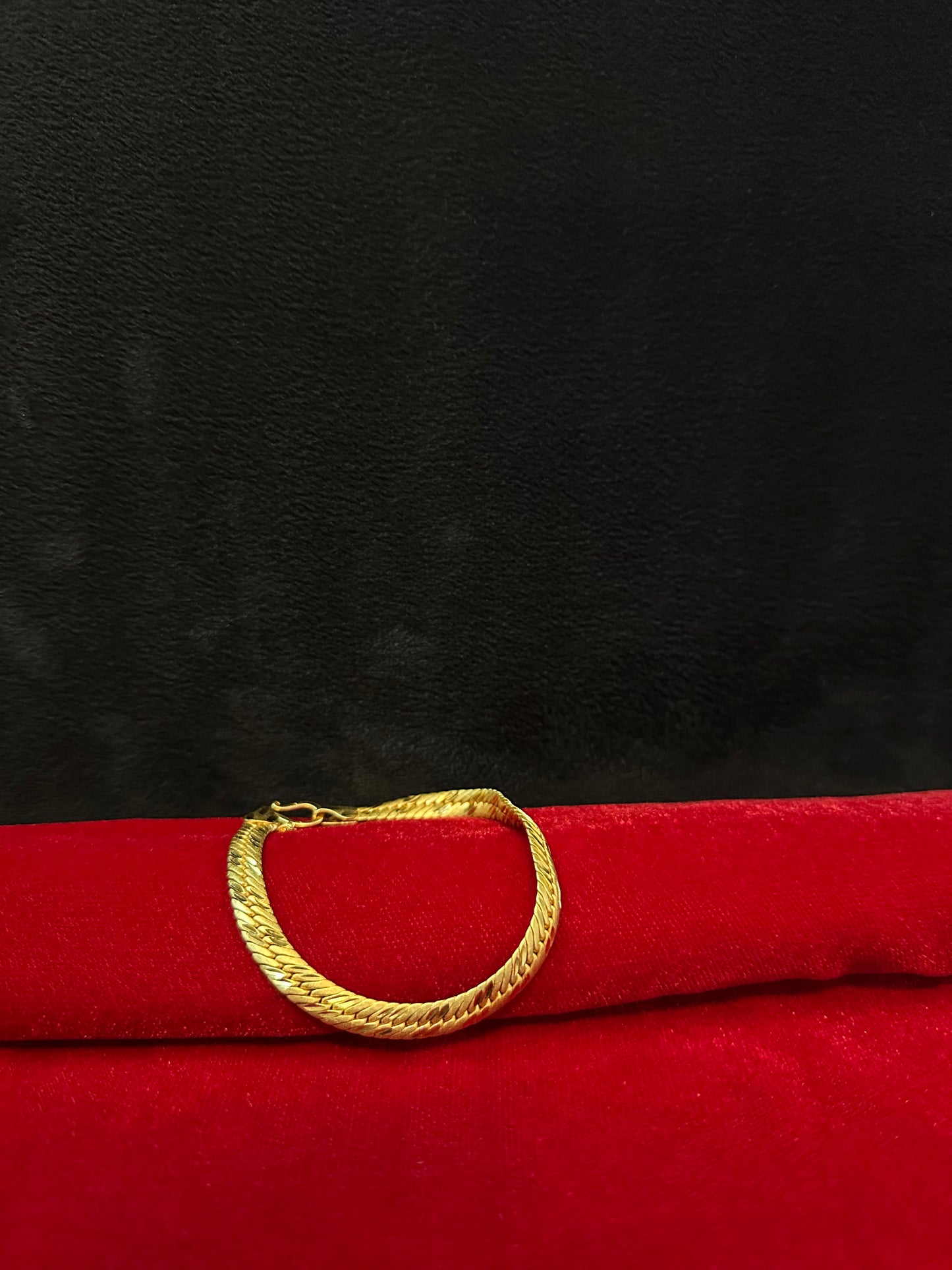 Snake-like design  Bracelet- 100 Milligram Gold Forming, 8-Inch Length, 9 Grams