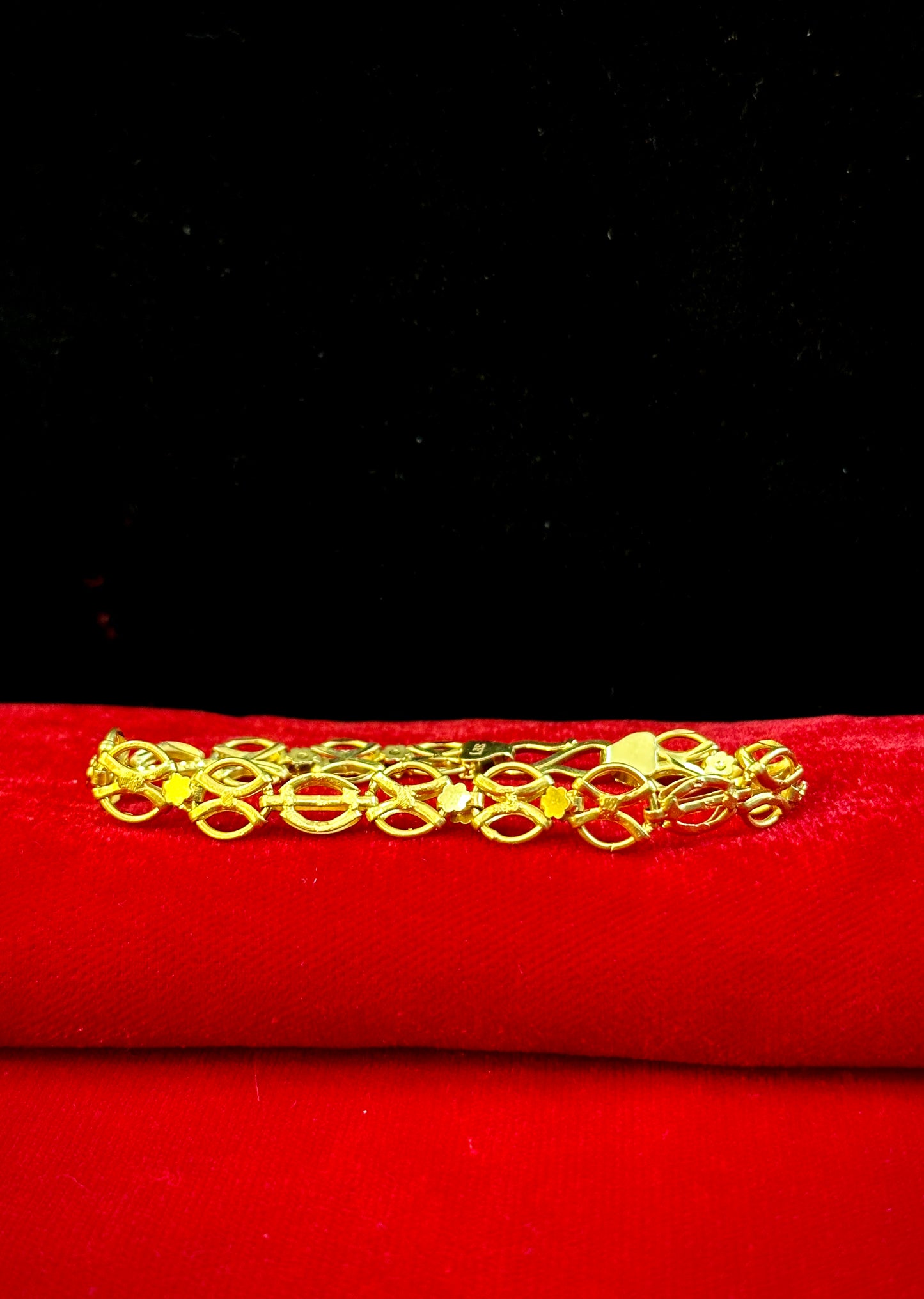 Noor Leaflet Bracelet- 150 Milligram Gold Forming, 8-Inch Length, 19 Grams