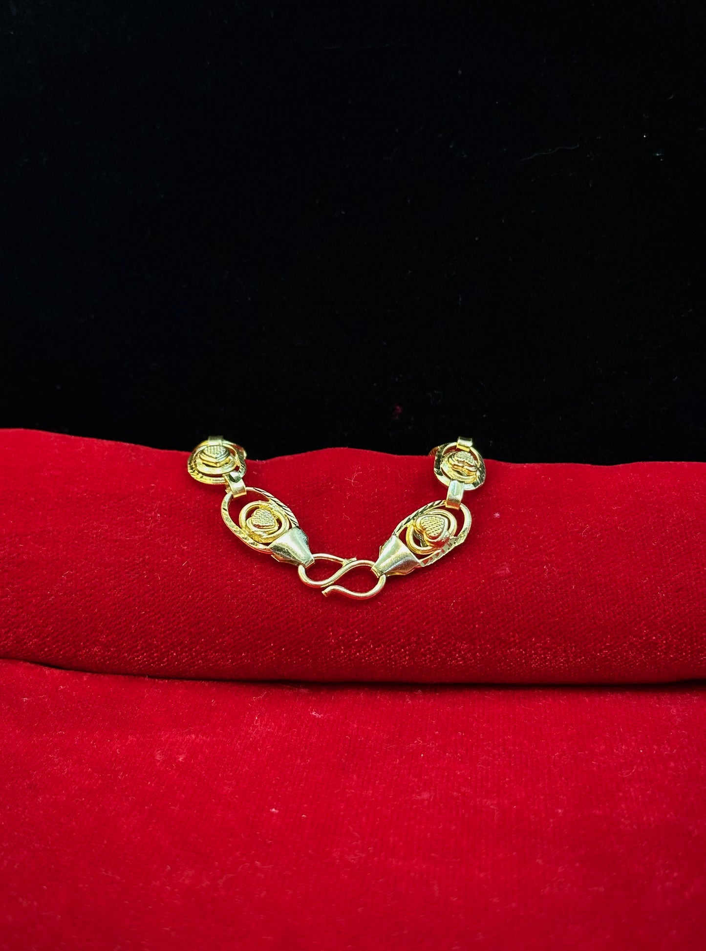 Swirl Shine Bracelet- 150 Milligram Gold Forming, 8-Inch Length, 23 Grams